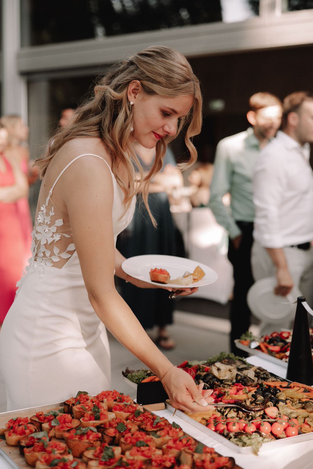 Antipasti & Fingerfood Catering Hochzeit Braut am Buffet